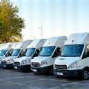 Flotte d’utilitaires propres alignés